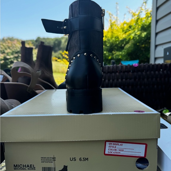 Brand new Micheal Kors boots! Size 6.5 - Picture 2 of 4